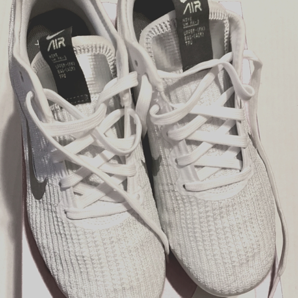 Air vapor max  White Nike 6.5 Kids.Woman 8 with Breathable Mesh .